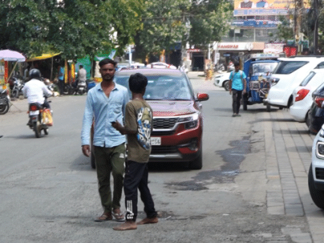 jabalpur-activist-challenges-road-walking-norms-in-supreme-court:says-citizens-have-been-walking-on-the-wrong-side-of-roads-incorrectly-for-100-years