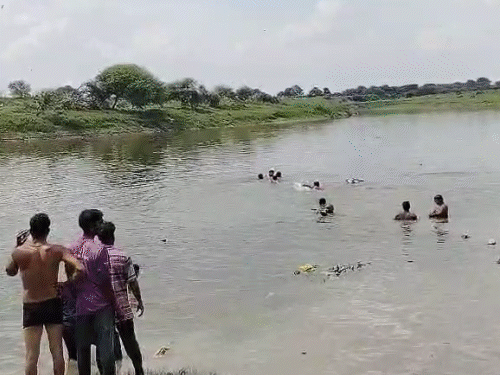 tractor-trolley-plunges-into-chambal-river-in-ujjain:7-devotees-rescued,-one-missing-as-accident-occurs-during-goddess-idol-immersion;-rescue-teams-continue-search