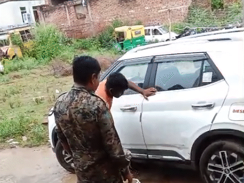 blood-soaked-youth-writhes-as-police-delay-complaint:brother-forced-to-wash-si’s-car-first;-incident-follows-violent-dispute-between-two-parties-in-bhind