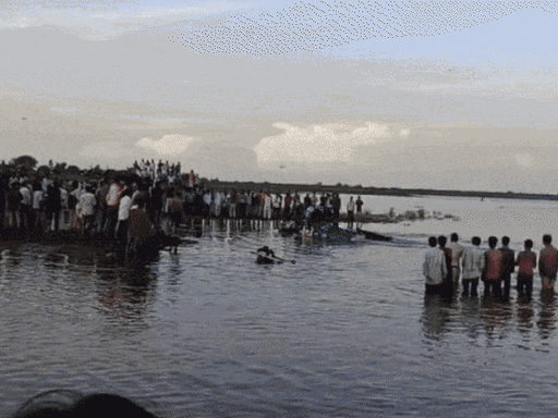 tractor-trolley-capsizes-into-pond-in-khandwa,-13-dead:8-young-girls-among-deceased;-cm-yadav-announces-₹4-lakh-compensation-for-victims’-families