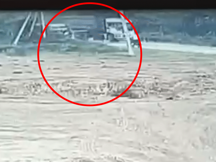 bhind-road-accident-kills-five-family-members:truck-hits-two-motorcycles-near-national-highway-719;-clip-of incident-surfaced