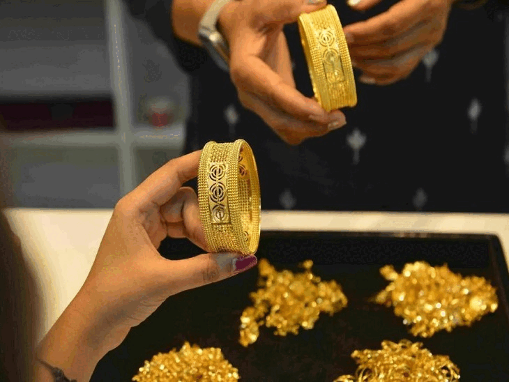 gold-and-silver-prices-drop-marginally-today:rate-of-24-carat-gold-per-10-grams-drops-to-₹1,16,833,-while-silver-reduces-to-₹1.45-lakh-per-kg