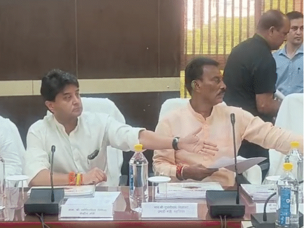 scindia-convinces-angry-congress-mla:when-tehsildar-stopped-him-in-gwalior,-he-got-upset-and-started-to-leave;-scindia-brought-him-to-the-meeting
