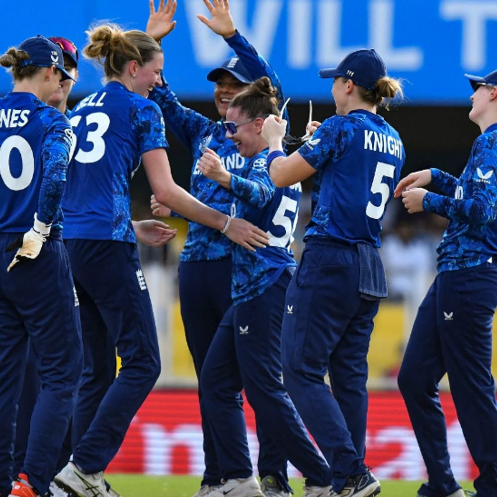 england-women-beat-south-africa-women-by-10-wickets:amy-jones-scores-unbeaten-40-runs,-sa-all-out-for-69;-linsey-smith-awarded-potm
