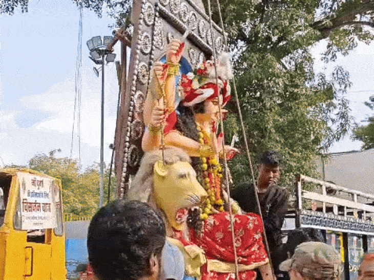 immersion-of-maa-durga-idols-continues-in-bhopal:strict-arrangements-at-ghats,-more-than-5,000-employees-deployed;-processions-underway