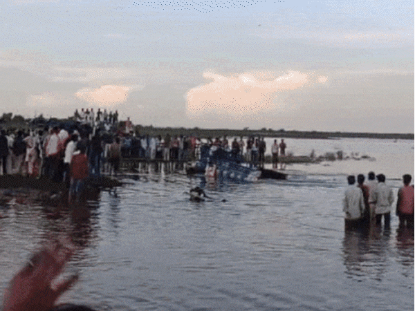 khandwa-accident-–-tractor-put-in-neutral-on-slope,-overturned:one-tractor-got-puncture,-so-another-was-called;-backwater-chosen-for-immersion