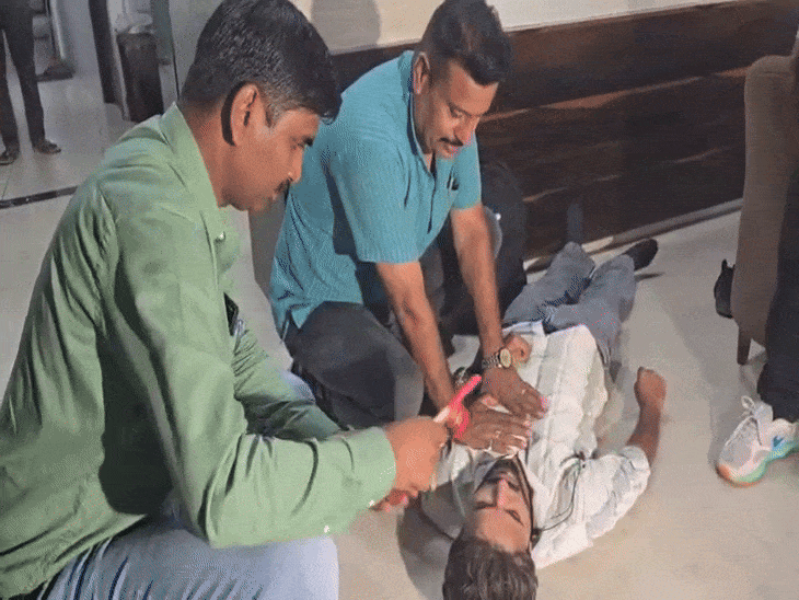 quick-police-action-saves-youth’s-life-after-collapse:head-constables’-swift-cpr-revives-aligarh-man;-rush-him-safely-to-hospital