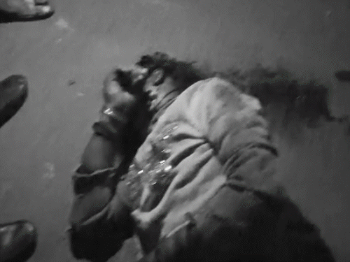 mob-thrashes-mentally-disturbed-youth-in-shivpuri:kicks-and-punches-him,-attackers-flee-on-hearing-police-siren;-probe-underway
