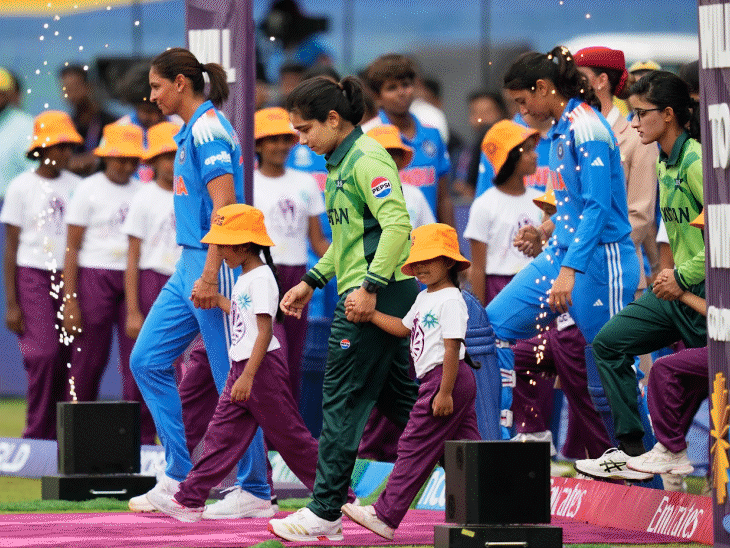 ind-vs-pak-–-referee-wrongly-awards-toss-to-pakistan:match-official-mishears-pak-captain-fatima-sana’s-‘tails’-call,-harmanpreet-does-not-object-either-|-watch