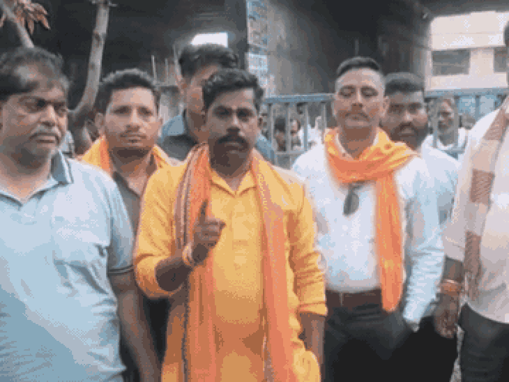 bajrang-dal-workers-seize-car-filled-with-beef:driver-manages-to-escape;-parwalia-sadak-police-registers-fir,-probe-underway