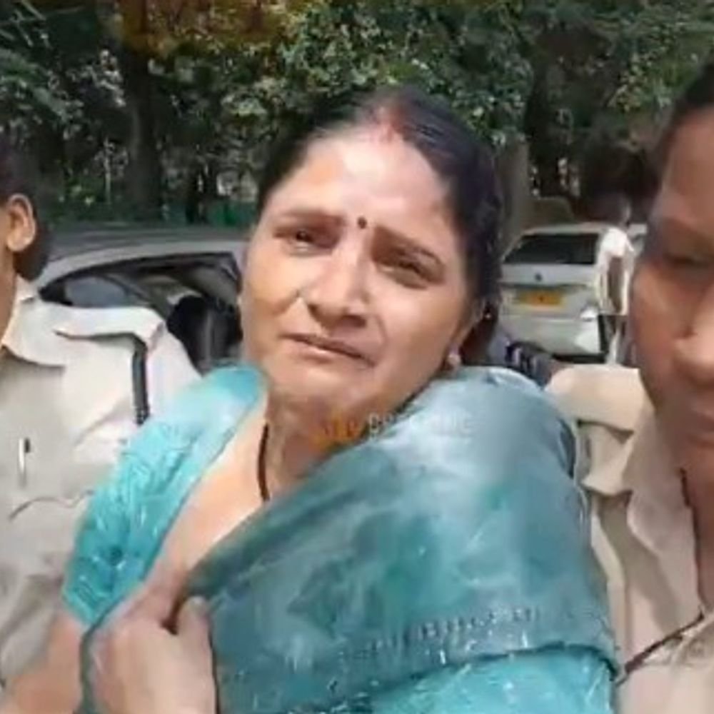 married-couple-attempts-self-immolation-outside-cm-house-in-bhopal:bid-foiled-by-on-duty-cops;-duo-poured-kerosene-in-protest-over-property-dispute
