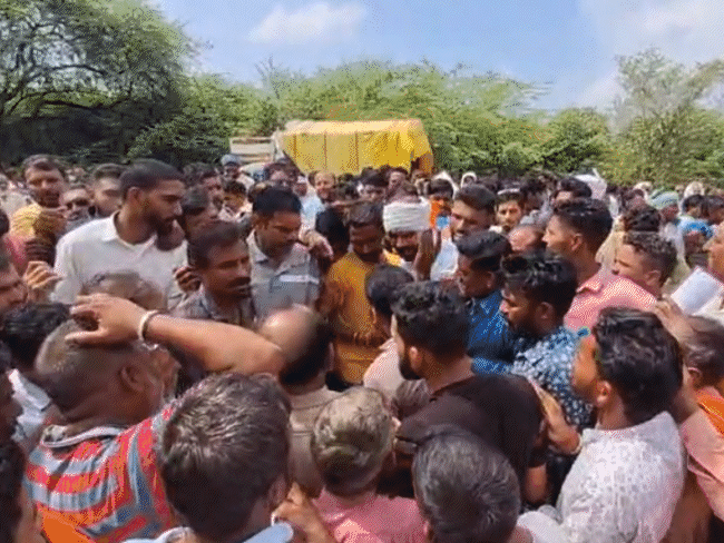 driver-slaps-farmer-after-hitting-him-with-car-in-narmadapuram:tehsildar apologises-as-angry-farmers-create-ruckus