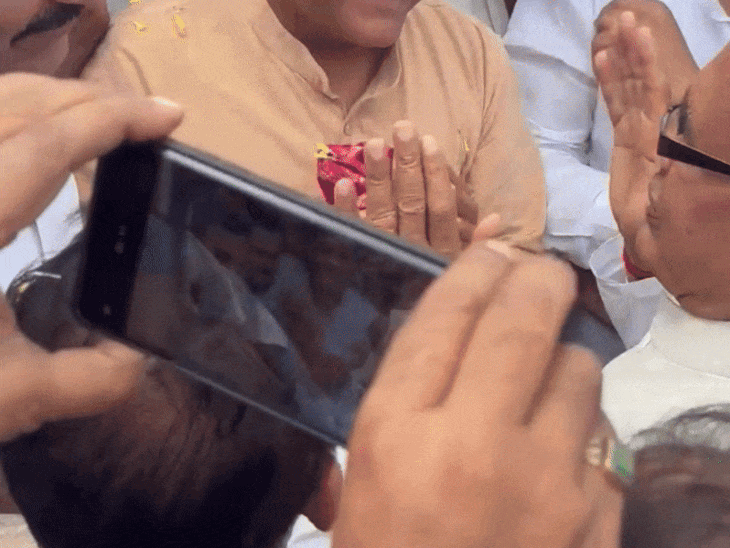 protesting-congress-workers-stop-shivraj-singh-chouhan’s-convoy-in-sehore:raise-slogans;-union-minister-responds-calmly-saying,-‘i’m-mama,-i’ll-listen-to-everyone’