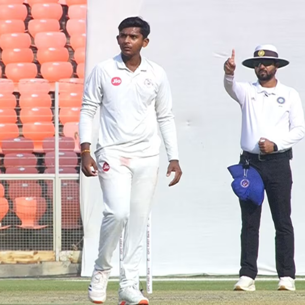 youth-test-–-india-lead-by-9-runs:australia-all-out-for-135-in-first-innings,-henil-khilan-take-3-wickets-each