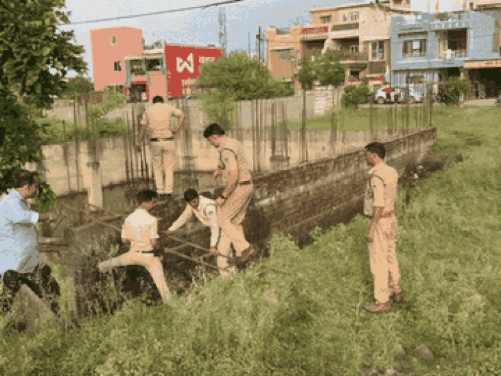 human-like-body-part-found-from-plot-in-kolar:police-rush-to-the-scene,-drain-water-from-land;-sack-recovered-from-spot-too,-probe-on