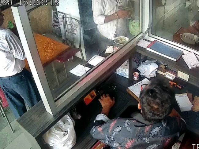 customer-fires-in-jabalpur-restaurant-seeking-revenge-over-waiter-dispute:owner-narrowly-escapes-by-hiding-behind-counter
