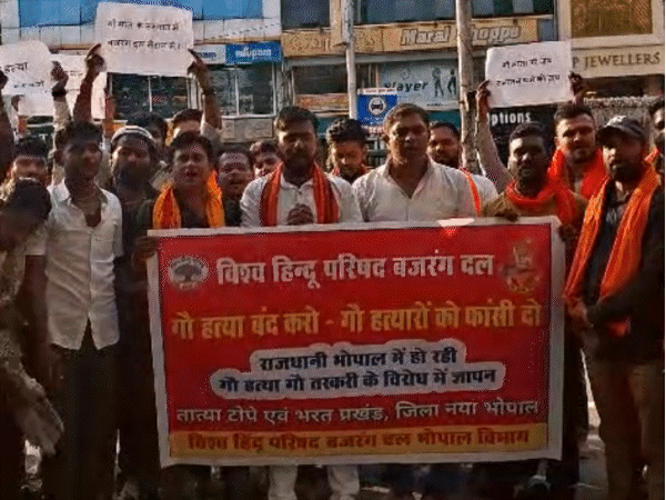 hindu-outfits-stage-sit-ins-at-25-police-stations-in-bhopal:submit-memorandum-in-cm’s-name-regarding-prevention-of-cow-slaughter,-beef-trafficking