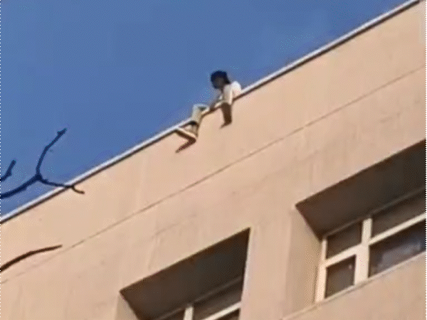 young-woman-attempts-suicide-from-hospital-roof-in-rewa:seated-on-boundary-wall-of-five-storey-building;-guard-caught-her-by-distracting-with-talk