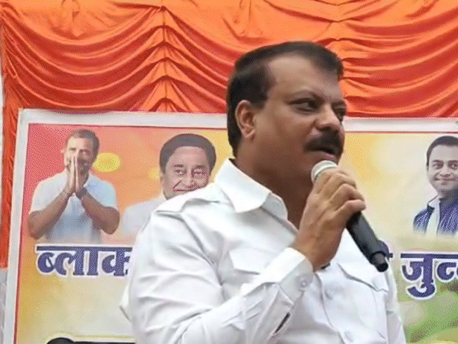 umang-singhar-calls-chhindwara-collector-‘pappu’s-dog’-on-stage:political-storm-erupts-after-remark-amid-outrage-over-children’s-deaths-from-poisonous-cough-syrup