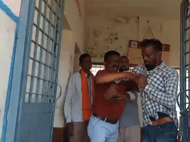 drunk-teacher-found-teaching-children-in-dindori-school:cluster-principal-expel-him;-officials-to-submit-investigation-report-to-tribal-affairs-department