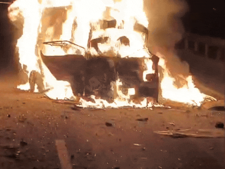 two-car-collides-in-mhow,-4-dies:two-charred-to-death,-after-one-car-caught-fire-in-indore