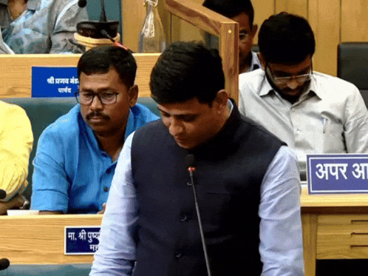 imc-expels-congress-corporator-anwar-qadri:voice-vote-passed-amid-sloganeering;-congress-corporators-walk-out,-protest-over-crumbling-roads-and-corruption