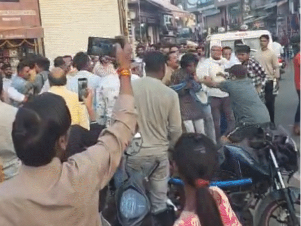 communal-tensions-flare-in-betul-after-rss-pracharak-assaulted:dispute-escalates-as-2-groups-clash;-police-step-in-to-control-situation