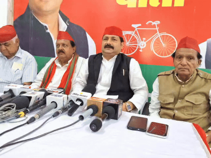 mp-samajwadi-party-chief-demands-probe-against-deputy-cm:manoj-yadav-wants-rajendra-shukla’s-removal;-questions-how-toxic-cough-syrup-landed-in-market