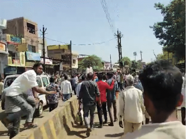 family-protests-after-45-year-old-dies;-alleges-police-torture:lakhan-yadav-allegedly-beaten-by-policemen,-villagers-block-ashoknagar-guna-road