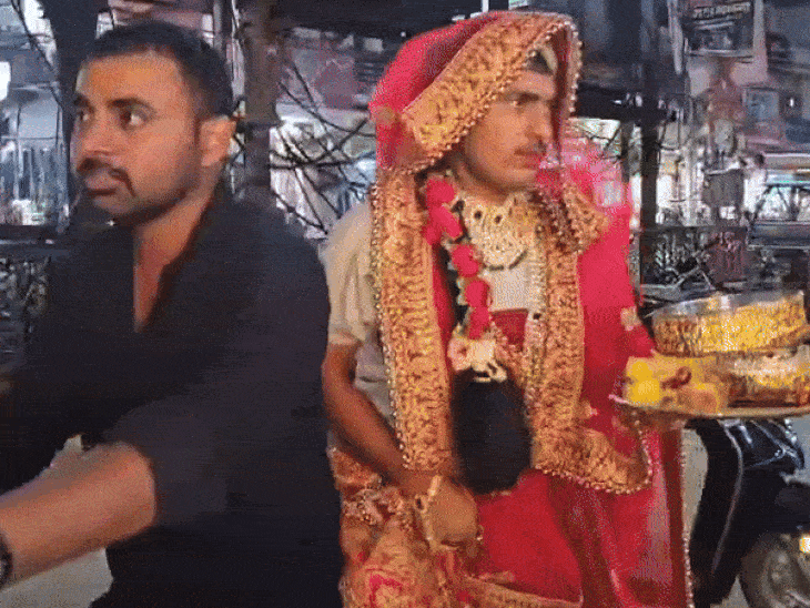 man-keeps-karwa-chauth-for-male-friend:dresses-in-lehenga,-carries-puja-thali-in-market;-video-of-his-unusual-act-goes-viral