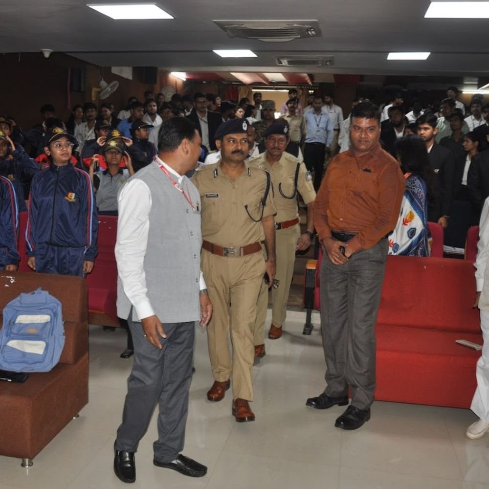 road-safety-seminar-held-at-bhopal’s-lnct-university:police-commissioner,-traffic-cops-enlighten-students-about-norms;-varsity-officials-extend-gratitude