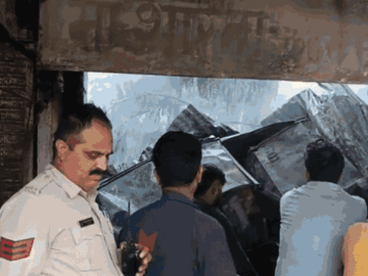 blaze-erupts-in-bhopal’s-pt-kotra-area:catering-goods-worth-lakhs-of-rupees-destroyed;-3-fire-tenders-douse-off-flames