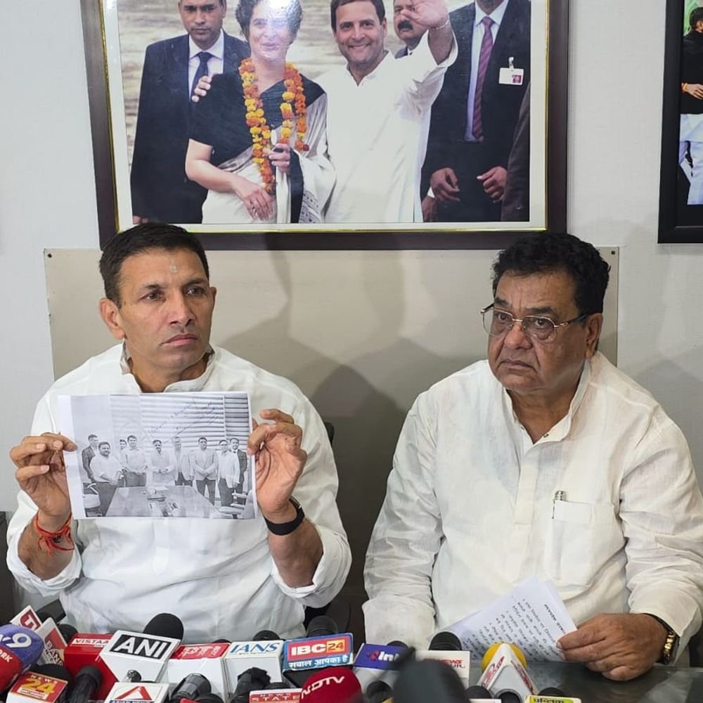 jitu-patwari-shows-photo-of-drug-dealer-with-dy-cm:says-he-was-involved-in-distribution-of-toxic-cough-syrup;-demands-cbi-probe