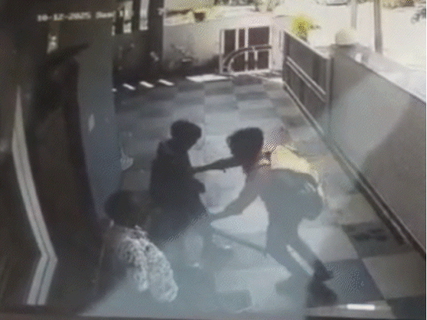 blinkit-delivery-boys-attack-bjp-leader’s-house-in-bhopal:beat-servants-with-sticks-when-door-is-not-opened