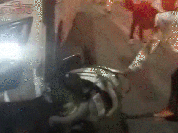 bjp-mla’s-bus-runs-over-scooter-in-indore:bjp-mla’s-bus-hits-woman-and-child-on-activa,-crowd-stops-driver-from-escaping