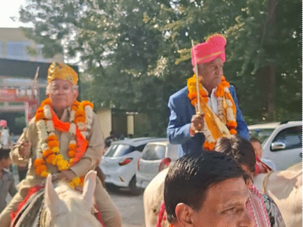 seventies-and-still-in-love:indore’s-elderly-couples-recreate-their-weddings;-exchange-garlands-dance-to-classic-bollywood-tunes