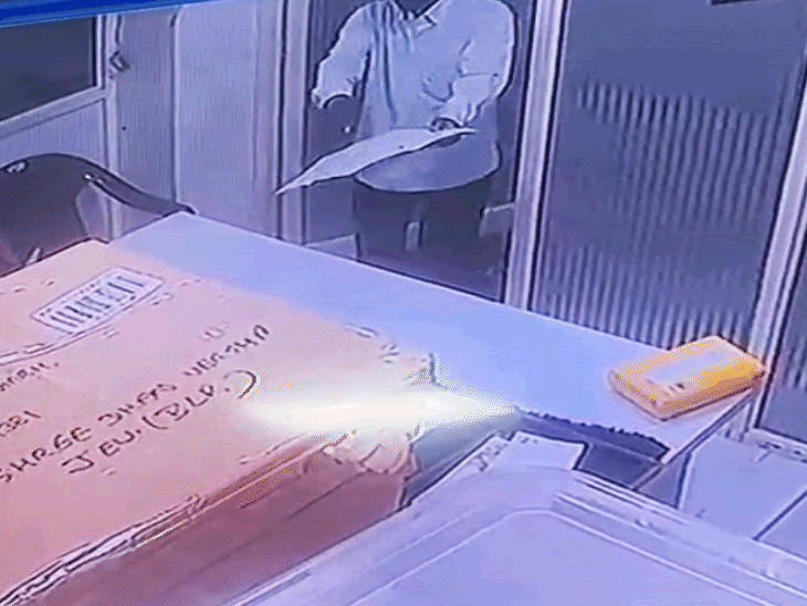 man-pretending-to-be-deaf,-mute-steals-jewellery-from-shop:crime-unfolds-in-broad-daylight-in-bhopal’s-chowk-bazaar;-incident-captured-on-cctv