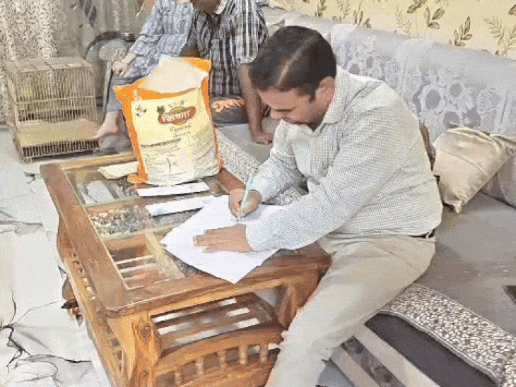 2,754-kg-rajwadi-sweets-worth-rs6.9-lakh-seized-in-indore:food-safety-officers-raids-ahuja-milk-products;-gujarat-made-sweets-lacked-license-and-labelling