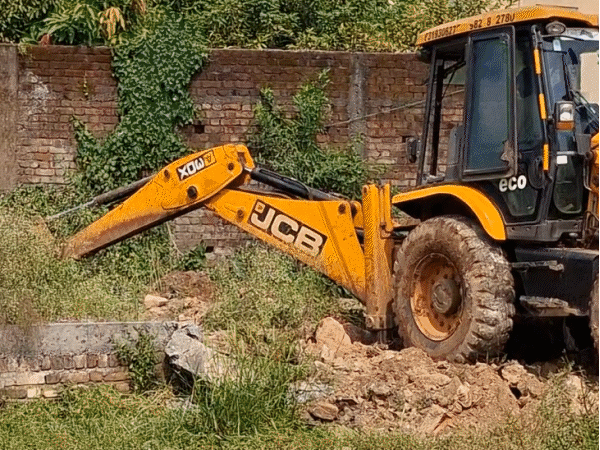 madrasa-construction-on-govt-land-demolished-in-jabalpur:woman-was-carrying-out-the-work;-funding-allegedly-linked-to-transgender-person