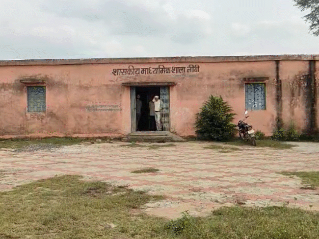 10-years-on,-no-mid-day-meals-at-this-rewa-school:principal-halts-admissions;-parents-complain-to-collector-as-children-survive-on-water