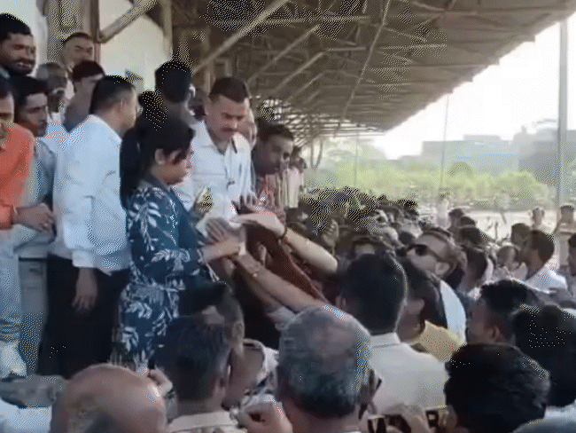 female-tehsildar-slaps-farmer-after-accidental-touch:preeti-rani-chaurasia-was-herself-distributing-tokens;-peasants-protest-in-sagar