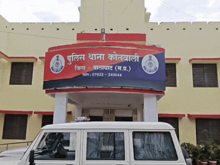 ₹55-lakh-cash-and-jewellery-missing-from-balaghat-​​​​​​​police-station:locker-in-charge-lost-govt-funds-gambling;-locked-gate-when-confronted,-attempted-suicide,-booked