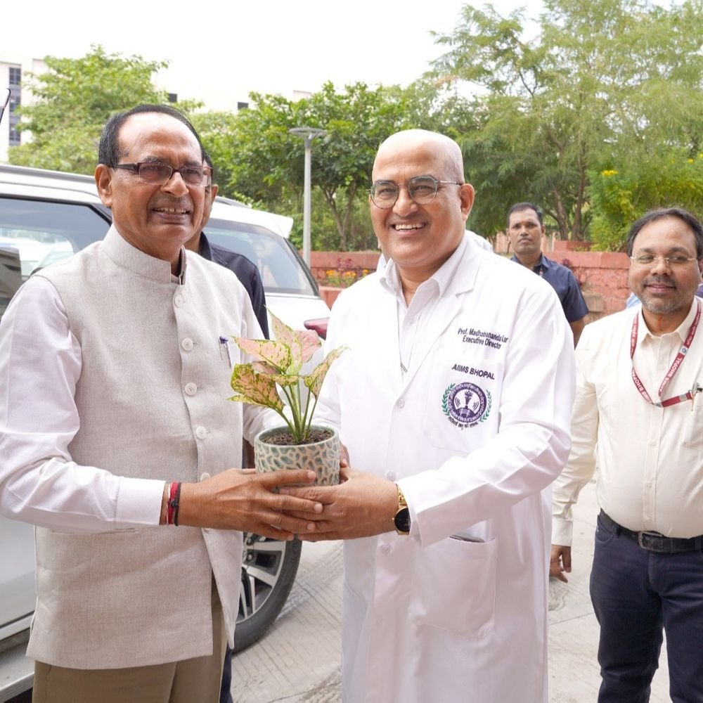 mp’s-former-cm-shivraj-singh-chouhan-visits-aiims-bhopal:lauds-its-healthcare,-public-service;-commends-its-contribution-to-rural-health,-medical-innovation