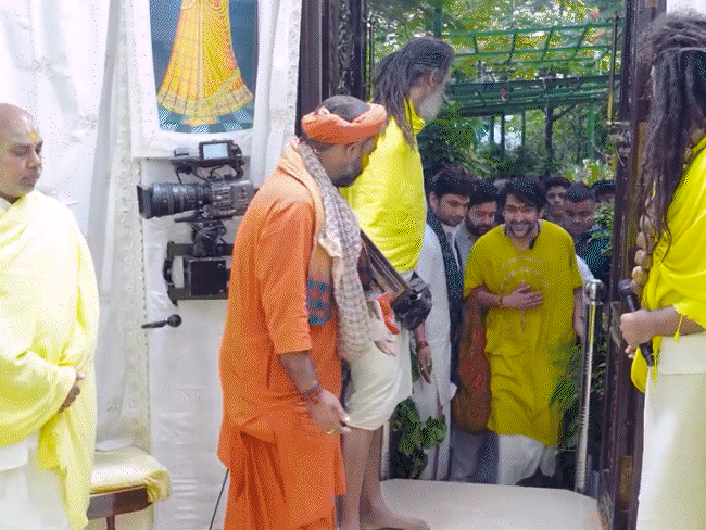 dhirendra-shastri-meets-premanand-maharaj-in-vrindavan:bageshwar-dham-chief-draped-with-a-stole-and-embraced;-saint-hails-him-as-‘servant-of-divine’