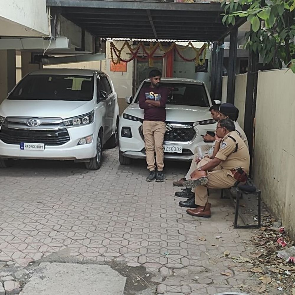 lokayukta-raids-retired-excise-officer’s-properties-in-mp:5-sites-in-indore-gwalior-searched;-massive-cash-and-gold-recovered