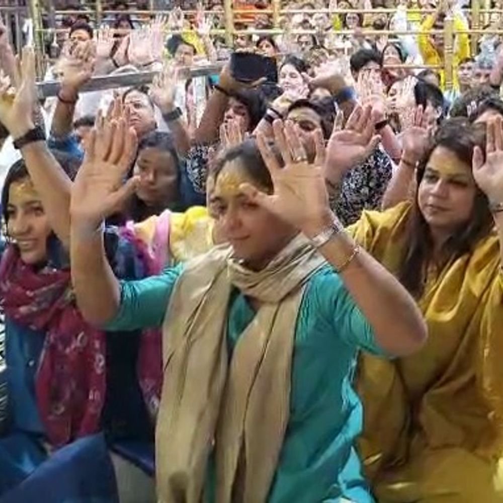 indian-women’s-cricket-team-visits-mahakal-temple:players-offered-prayers-and-sought-blessings-from-baba-mahakal-for-victory-in-icc-women’s-world-cup