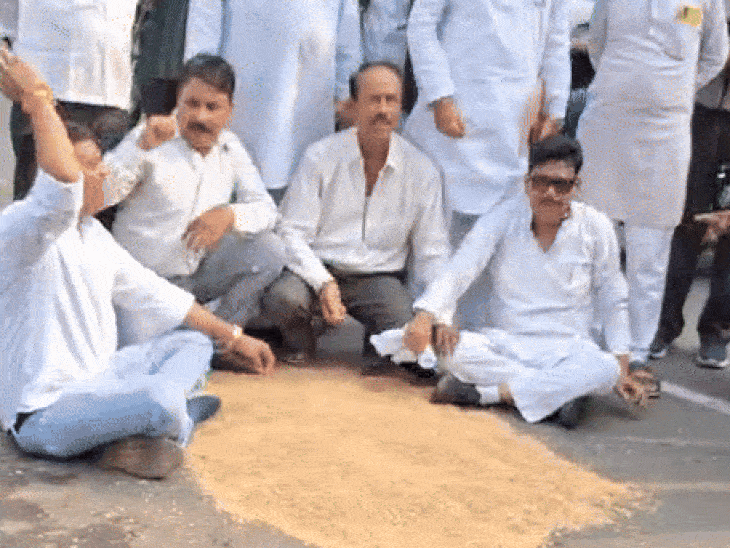jitu-patwari-arrives-at-shivraj’s-residence-with-grain-bags:farmers-spill-wheat-outside-minister’s-house-during-protest;-pcc-chief-apologizes-to-police-after-meeting-chouhan