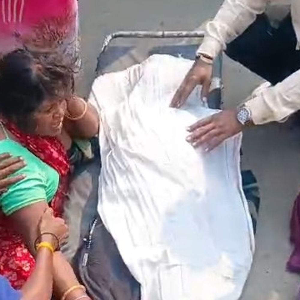 tension-erupts-after-sanitation-worker’s-brutal-murder:killed-on-duty-by-beating-with-stick-in-khurai;-municipal-employees-stage-road-protest-with-his-body-demanding-arrest