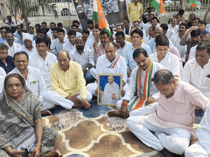 congress-protests-in-rajgarh-over-deadly-cough-syrup:administration-removes-protest-tent,-forcing-officials-to-sit-in-open-air-as-public-anger-continues-to-rise