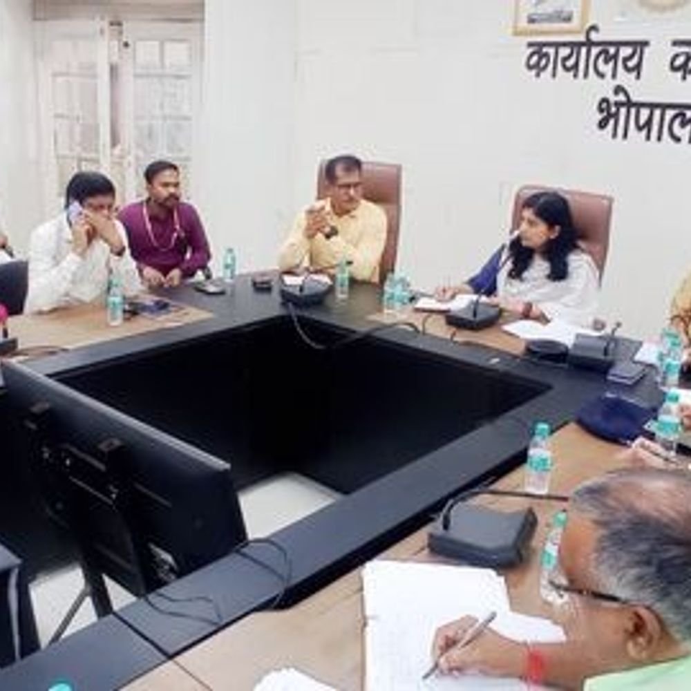administrative-officials-take-to-bhopal-streets-to-curb-begging:sdm-conducts-drive-at-vyapam-square,-deters-woman-from-selling-gutkha-pouches